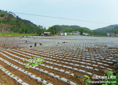 黔西农民将手中的土地确权登记心踏实